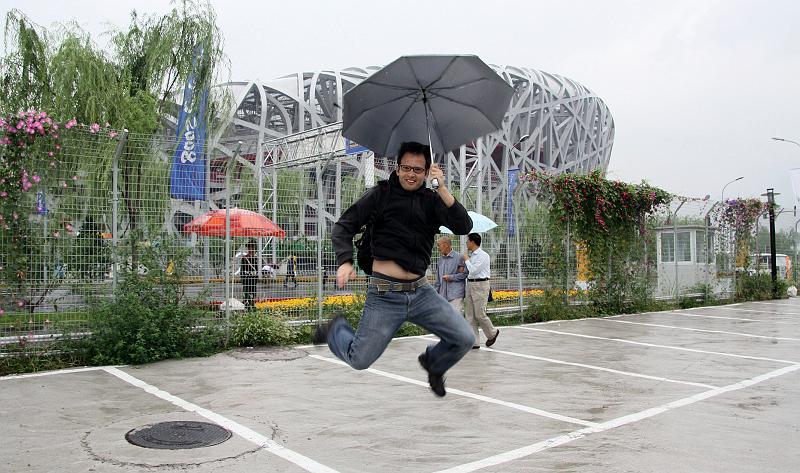 Birds_Nest_Jump_Patrick.jpg - Especially in Shenzhen I saw a lot of young people jumping for their picture. Why not..
