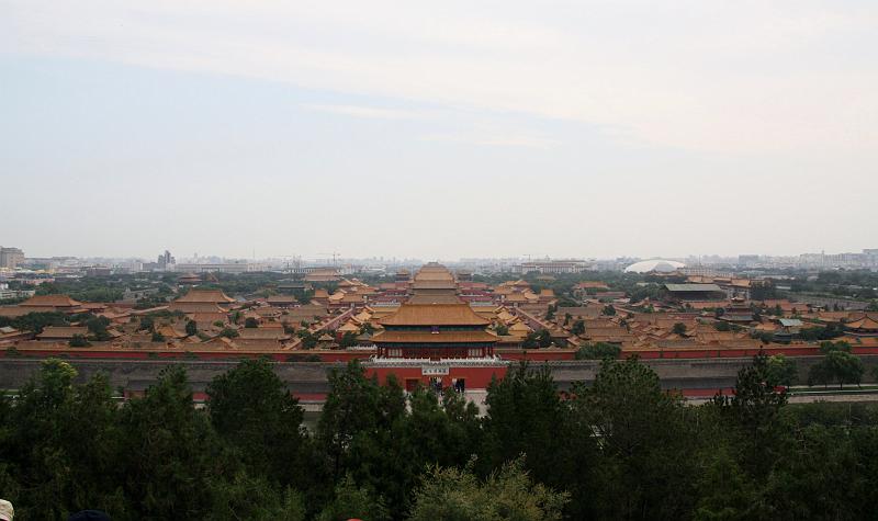 Forbidden_City_46.jpg - The forbidden city. View from a small hill nearby. All the red roof tops belong to the forbidden city.. It clarifies somehow, why the name is not "forbidden palace"...  Note: The hill was made by the digging of the moat around the city..