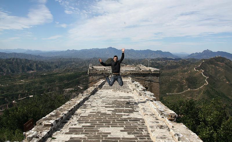 People_Patrick_Jump_03.jpg - The Great Wall: Again a traditional Chines jump picture... On top of the world...