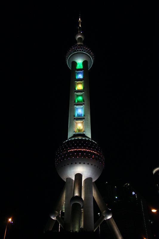 Pudong_View_16.jpg - Pudong: The Oriental Pearl TV Tower at night...