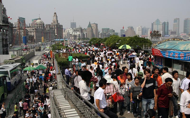 Street_People_Masses_4.jpg - Masses at the "Bund" a famous promenade near the river...