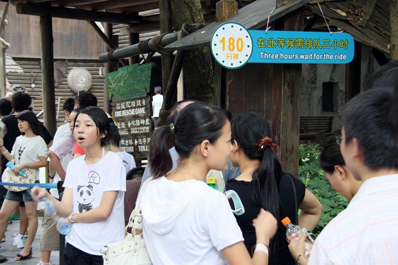 HappyValley_RollerCoaster_QueueUp.jpg - Shenzhen: Happy valley is a fun park... Queue up for more then three hours for a ride..