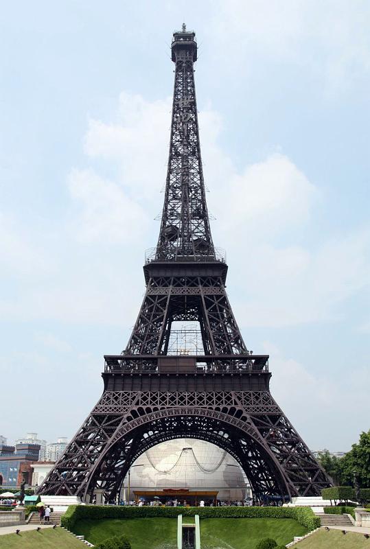 Window_of_the_World_EiffelTower_3.jpg - Shenzhen: "Window of the world": Reconstruction of the Eiffel Tower. Quite big for a copy! The people underneath the tower look quite tiny...