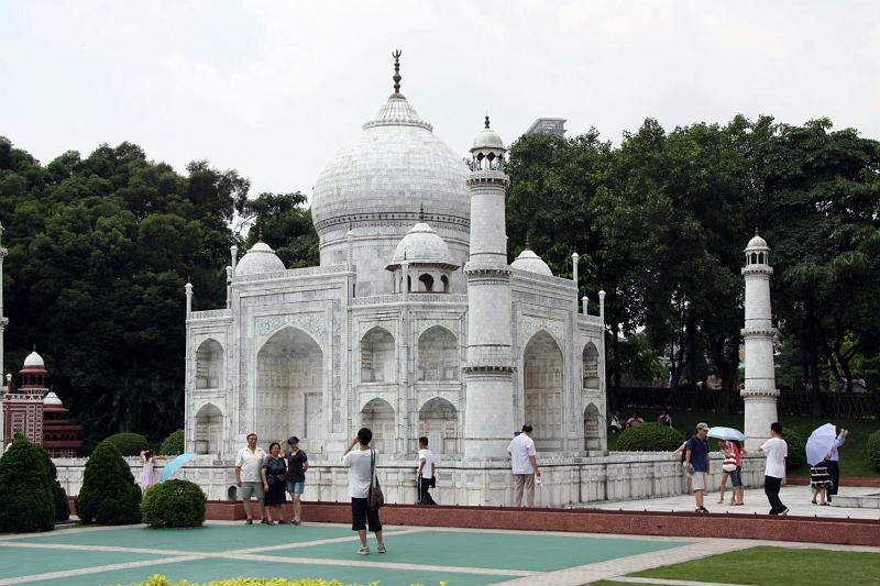 Window_of_the_World_Taj_Mahal_2.jpg - Shenzhen: "Window of the world" is a park with many reconstructions of famous buildings of the world. As instance, the Taj Mahal...